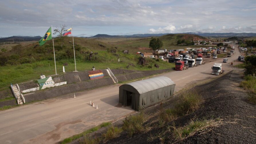 Fronteira entre Brasil e Venezuela em Pacaraima (RR): governo estima que mais de 670 mil refugiados e migrantes da Venezuela cruzaram este ponto desde 2017, sendo que cerca de 300 mil permanecem no país. ©OIM