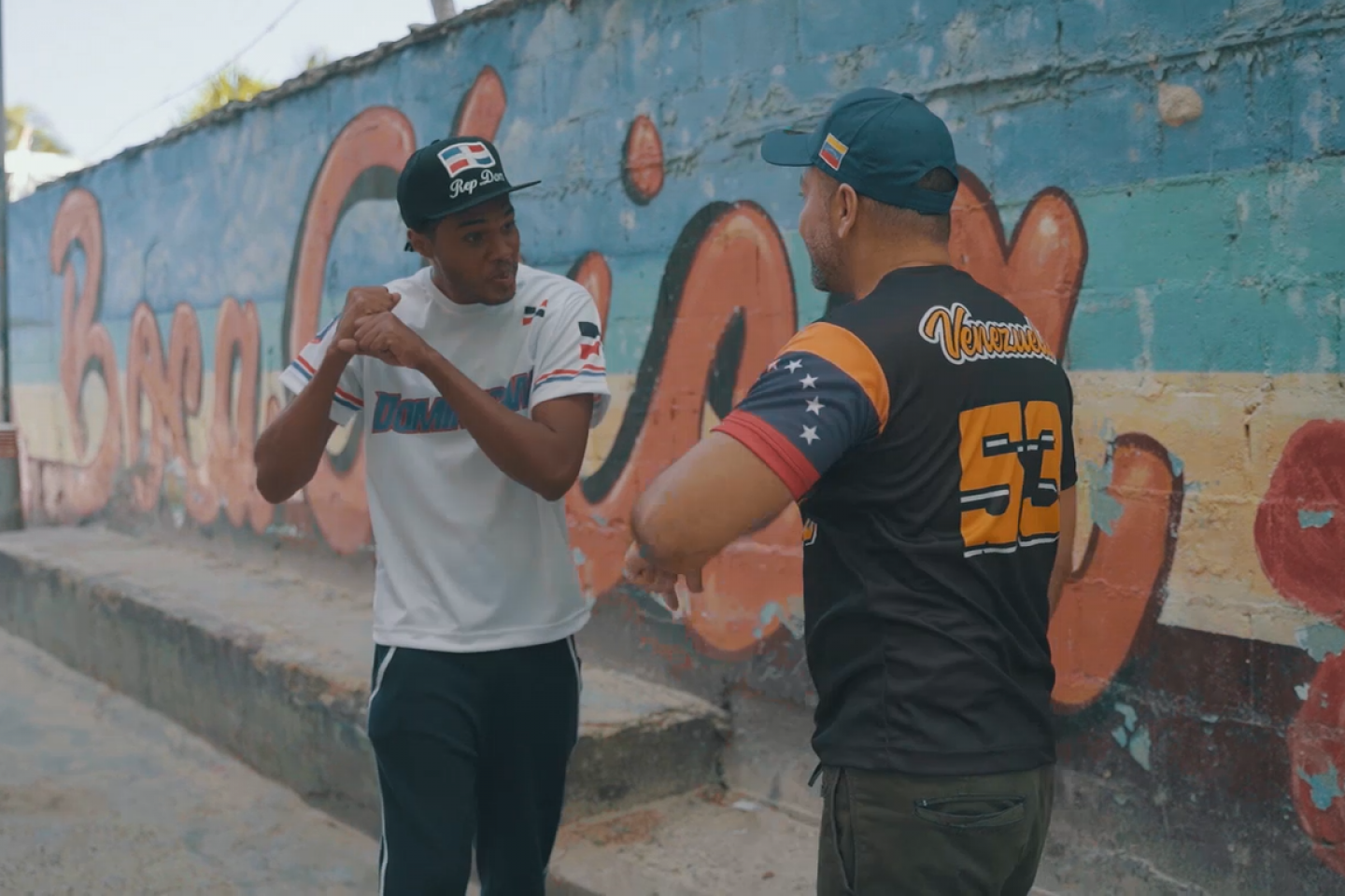 Un venezolano y un dominicano se saludan en la calle