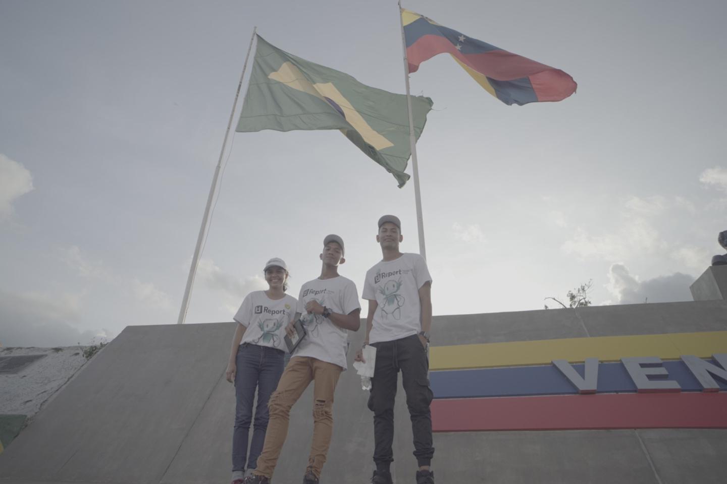Grupo de três jovens, na fronteira entre Brasil e Venezuela